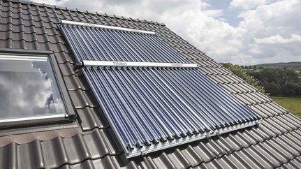 Solarthermiekollektoren von Vaillant auf einem Dach