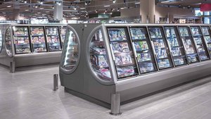 Tiefkühlregal in einem Supermarkt