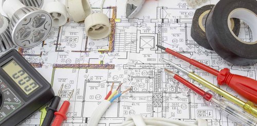 Eine Technische Zeichnung auf dem Elektrowerkzeug liegt